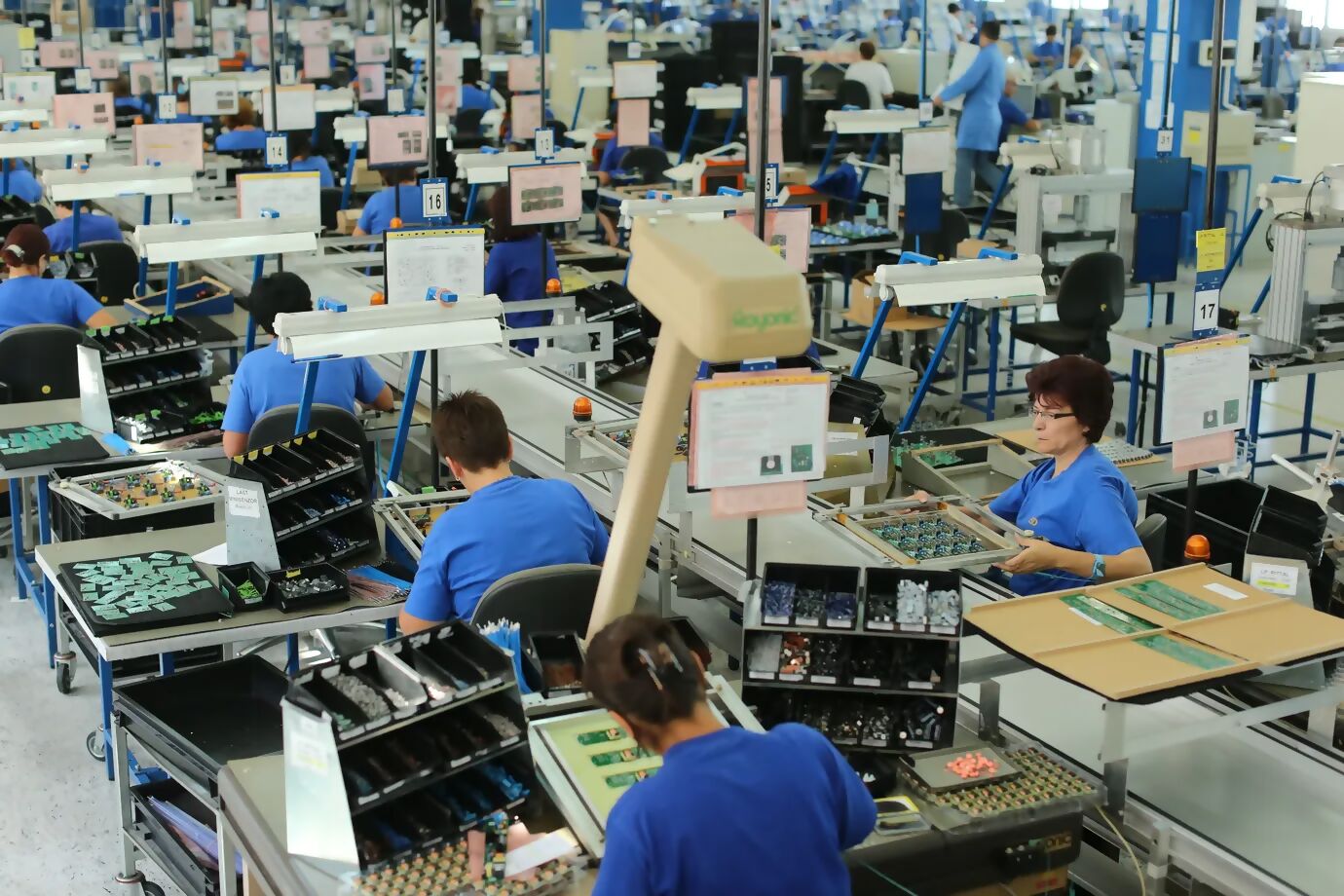 Die STEINEL Mitarbeiter bei der Arbeit im Fertigungswerk