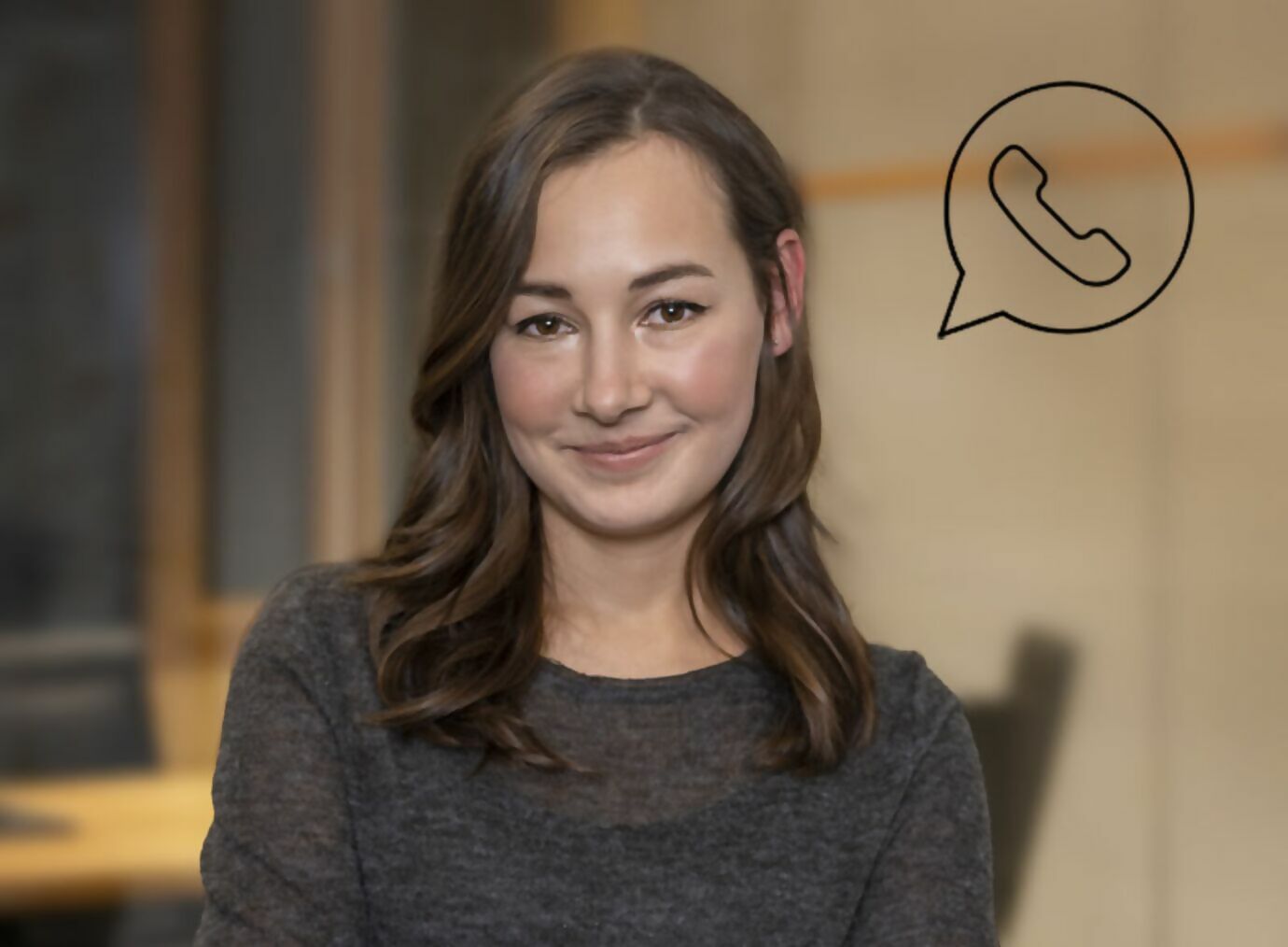 Eine STEINEL Mitarbeiterin lächelt in die Kamera, das WhatsApp Logo ist abgebildet