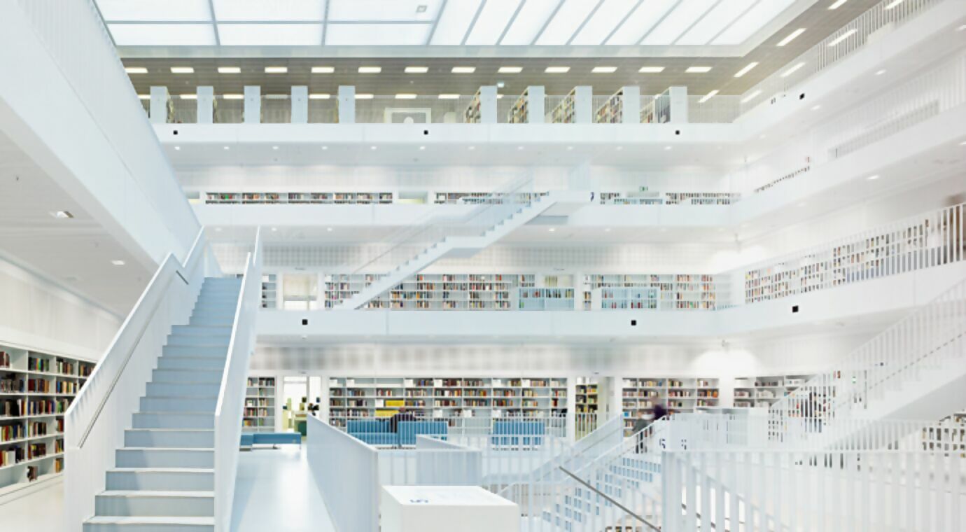 Weißer, heller Innenraum der öffentlichen Bibliothek in Stuttgart