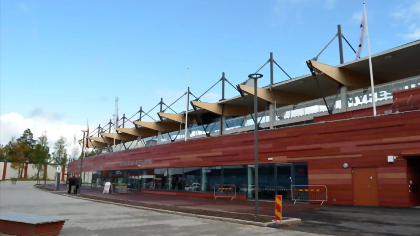 Vista parcial exterior de una instalación deportiva de día