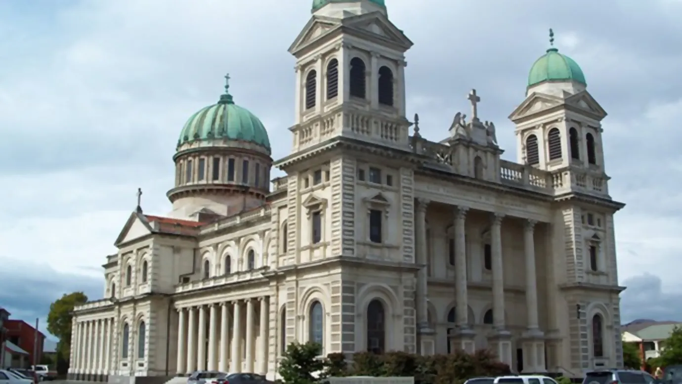 Vue extérieure d'une cathédrale de style roman