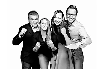 Schwarz-weiß Bild von einem Team, 2 Frauen, 2 Männer, die sich freuen
