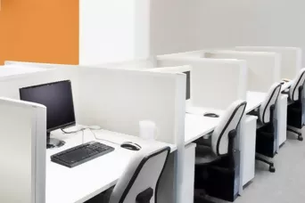 Arbeitsnischen, eingeteilt durch Trennwände in einem Großraumbüro