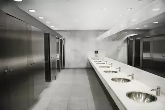 Großer Waschraum, links Toilettenkabinen, rechts Waschbecken