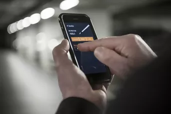 Hände die Handy halten und darauf etwas antippen