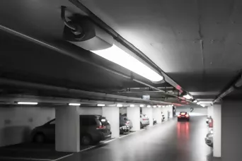 Nahaufnahme der Langfeldleuchte an der Parkhausdecke