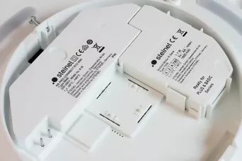 Detailaufnahme einer Steinel LED-Leuchte mit technischen Spezifikationen und CE-Kennzeichnung auf dem Gehäuse.