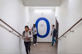 Trap aan de Universiteit van Lille met 3 mensen