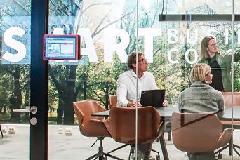 Ein Tablet an einer Meetingraum-Wand