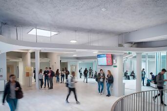 Entree met veel mensen, Universiteit van Lille
