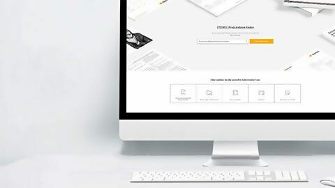 Ein Monitor mit dem STEINEL Download Portal darauf geöffnet