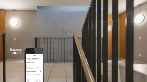 Leuchten der STEINEL R-Serie an Wand und Decke installiert mit Bluetooth Vernetzungslinien