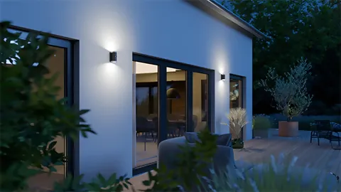 STEINEL L 940 SC Außenleuchten an einer modernen Hausfassade beleuchten eine Terrasse bei Dämmerung mit warmweißem Up- und Downlight