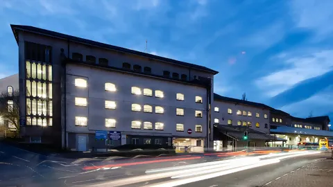 Außenansicht des Westmoreland Shopping Centers in Kendal, GB