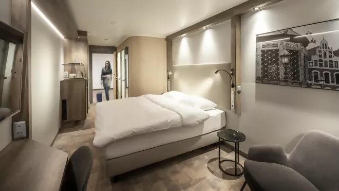 Hotelzimmer, in das gerade jemand eintritt