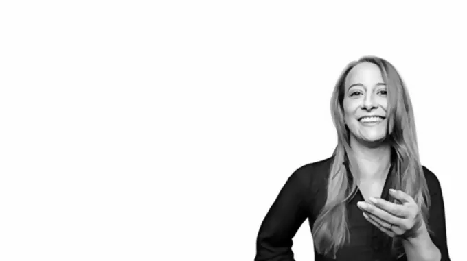 Eine Mitarbeiterin von STEINEL lacht in die Kamera