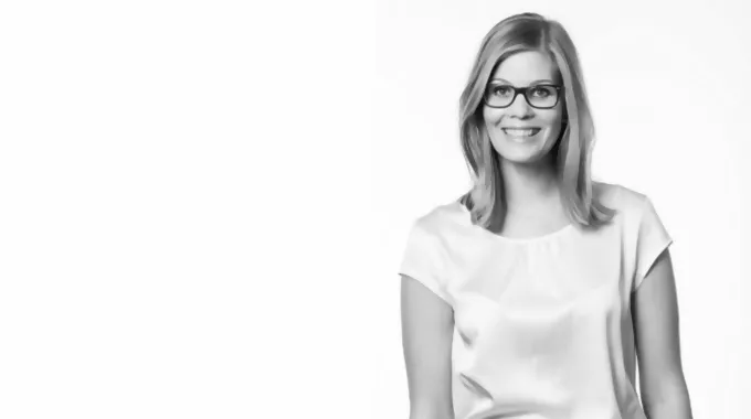 Eine Mitarbeiterin der STEINEL Solutions AG lacht in die Kamera
